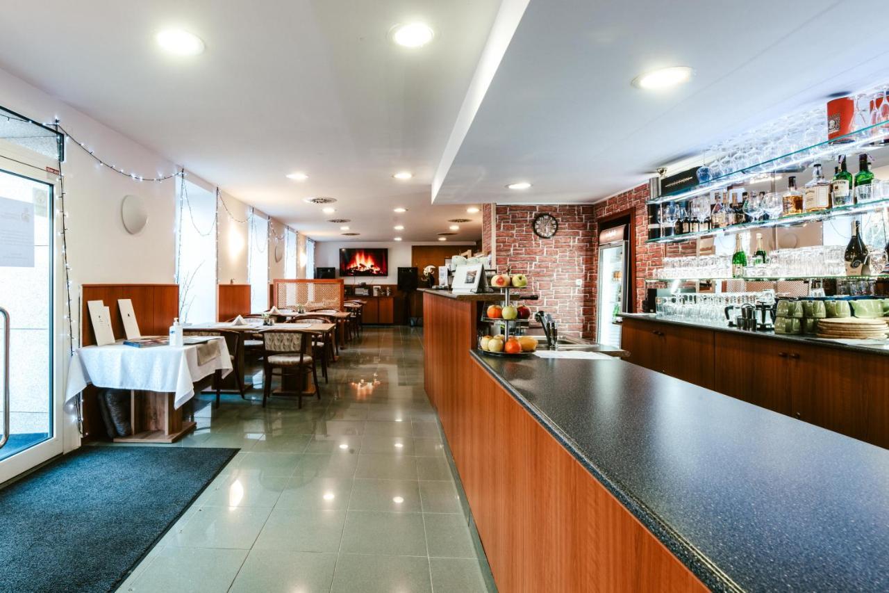 Hotel Adria Nová Dubnica Extérieur photo